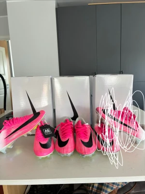 Nike ZM superfly 11 elite AG/FG-Pro T elite  - Endast 2 par skor kvar säljs billigt skickar snabbt. 1 sko är använd 1 gång på konstgräs fast är gräs skor sedan inte använd alls. Konstgräs skon är aldrig använd som ni ser båda skorna är storlek 44,5