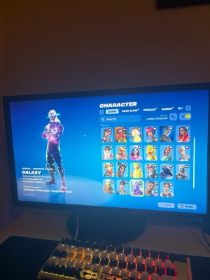 Fortnite konto, Galaxy, 135+ skins - Säljer mitt Fortnite-konto med över 135 skins, inklusive Galaxy-skinnet, Season 7 Battle Pass och mycket mer (se bilder).  Jag har full tillgång till emailen på kontot, som självklart kan bytas till din egen. Lösenordet kan också ändras direkt vid köpet.  Pris: 1 200 kr.  Hör av dig vid intresse, jag kan självklart skicka fler bilder och svara på frågor.