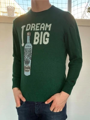 MC2 Saint Barth Tröja - Sällsynt MC2 Saint Barth Tröja med texten ”I DREAM BIG”! Och den är av materialet Kashmir|Pris:1299kr|Storlek:L, modell:187 cm|Skick:Nytt skick, 10/10|Hör av dig vid minsta lilla fundering eller fråga| 