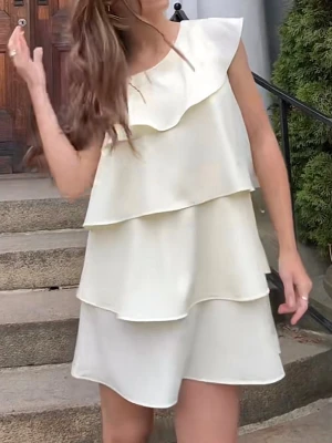 Vit volangklänning med lager - Jätte söt klänning med volanger i flera lager. En one-shoulder klänning som är perfekt nu under sommaren!💗🌞Passar mig med storek xs-s.