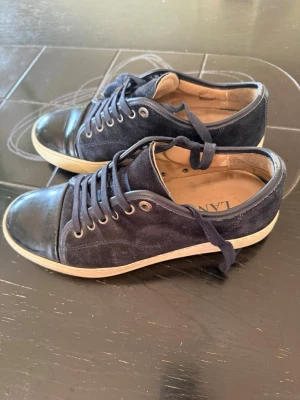 Lanvin - Mörkblåa lanvins, storlek UK 6 (40) varsamt använda och säljer för jag inte använder dem längre, crease skydd ingår 