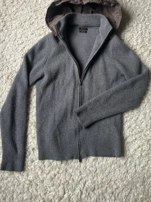 Massimo dutti (finns inte o få tag på längre) - Mysig grå stickad hoodie från Massimo dutti med dragkedja framtill och en vadderad beige huva. Skulle säga att den passar folk under 175 kan skick mer bilder och måtten. Har du frågor och funderingar är de bara att skriva🙂kan diskutera priset vid snabbaffär😊
