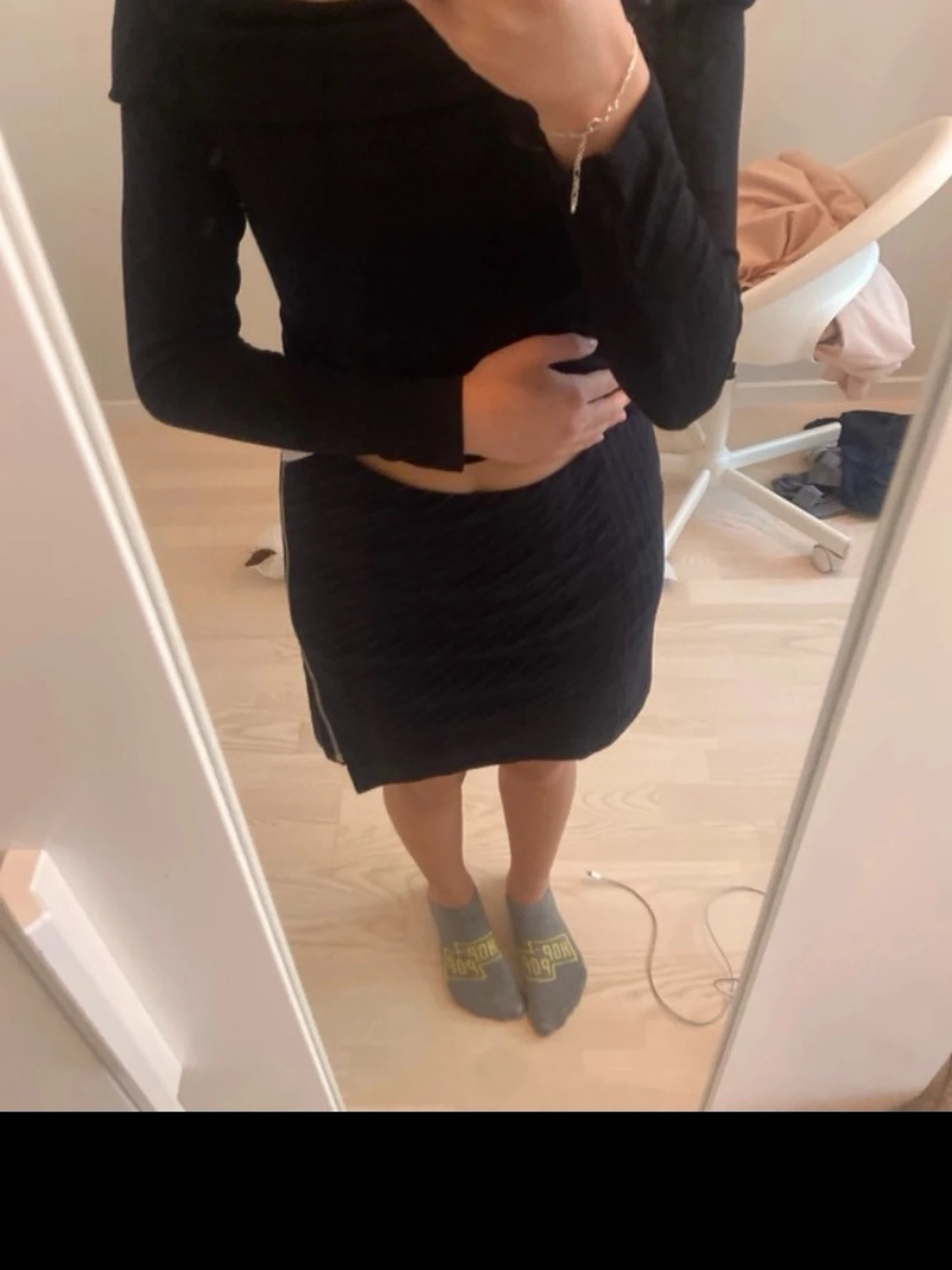 Svart kortkjol med slits - 1