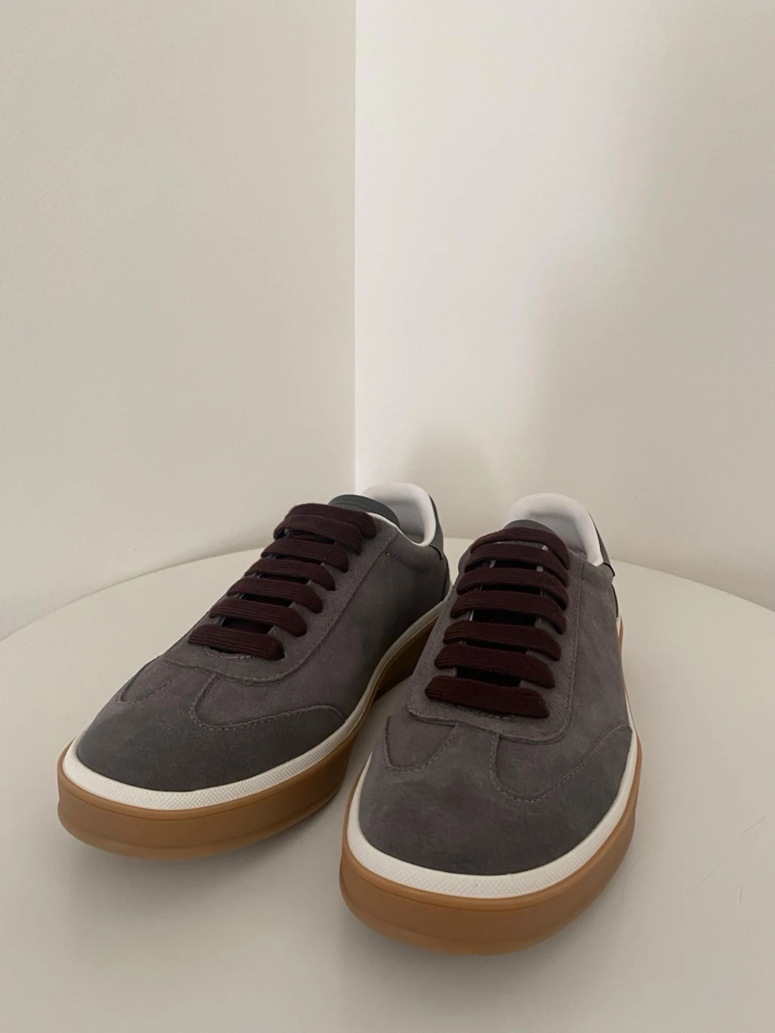 Grå mockasneakers från Loro Piana - 1