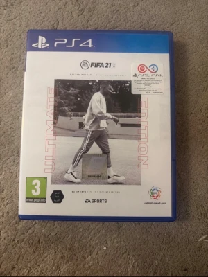 FIFA 21 Ultimate Edition PS4 - FIFA 21 Ultimate Edition till PlayStation 4. Spelet kommer i ett blått plastfodral med omslag i vitt och svart, och har en bild på en fotbollsspelare på framsidan. Utvecklat av EA Sports och passar för alla från 3 år. Perfekt för dig som gillar fotbollsspel.