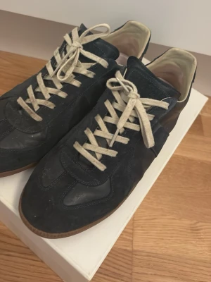 Masion Margiela Gats - Säljer dessa gats som är märkbart använda men bra skick! Storlek 44 men passar även 43. Priset är diskuterbart! Bara till o skriva vid frågor! Box och dustbag ingår