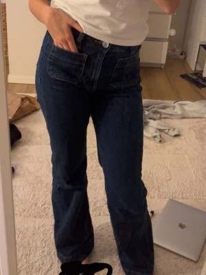 Bikbok jeans camille - Mörkblåa jeans från bikbok använda ca 3-4 gånger, ordinarie pris 499kr.        W25 L30