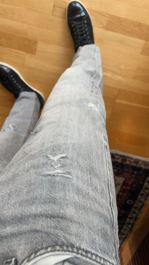 Ljusgrå slitna jack&jones - Hej, jag säljer ett par jack&jones jeans med några små och snygga slitningar. Jeansen är i fint skick men har tecken på användning men inga synliga defekter. Skriv vid minsta fundering eller lägg prisförslag!