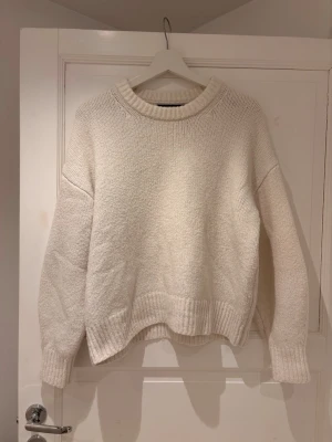 Oversized vit stickad tröja - vit/beige stickad tröja från bikbok storlek M. tecken på användning dvs nopprig. skriv vid intresse eller frågor 🤍