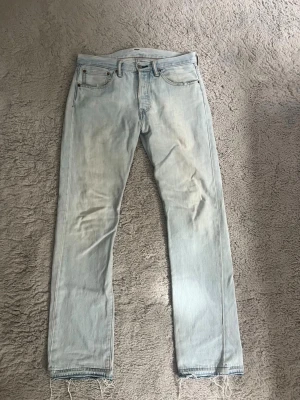 Levis 501 - Säljer ett par snygga ljusa Levis 501. Inga defekter eller liknande och väldigt skön passform. Hör av er vid funderingar 