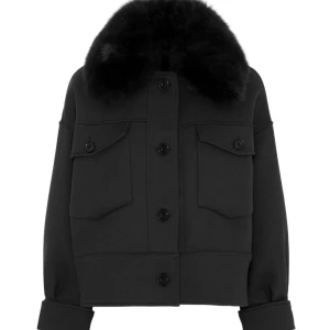 Meotine jacka  - svart meotine jacka, storlek s/m, kan byta mot en i storlek xs/s!! Jackan är som ny, använd men inga defekter eller tecken på användning- nypris 3000kr. Går absolut att gå ner i pris vid en snabb affär.