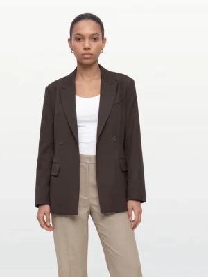 Shaped blazer  - Säljer denna blazer från Gina tricot i storlek M. Har aldrig använt och prislappen är kvar. Nypris 699kr