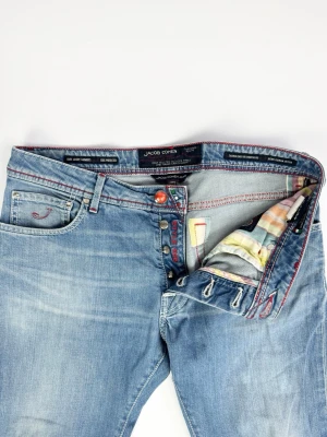 Jacob Cohën jeans 688 - Blå jacob Cohën jeans Märke: Jacob Cohën Storlek: Size 34 Passform: Slimfit Färg: Blå Skick: Bra, lite anmärkningar se bilder. Mått: Midja: 44 cm Längd: 98 cm Öppning vid fot: 17 cm 