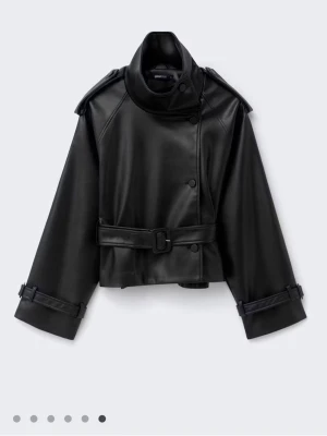 High neck jacket  - Säljer min oanvända jacka från Gina då kvittot tyvärr kommit bort. Den är i nyskick och är den perfekta jackan för höstvädret. Skicka ett meddelande vid intresse! 