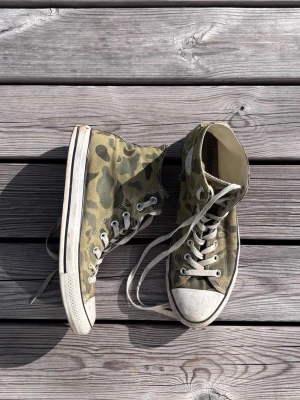 Camo converse -  Säljer ett par camo Converse som är sjukt snygga, deras kondition är använda och avgör på bilderna. Perfekta till en field/camo jacka och perfekt till hösten. Sällsynta och ser inte många av dessa i denna storlek, vid frågor skriv!