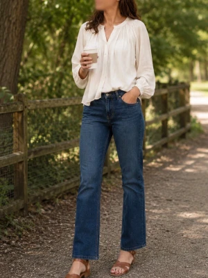 Mörkblå raka jeans med hög midja - Säljer ett par klassiska mörkblå jeans med rak passform och hög midja. Jeansen har fem fickor och stängs med dragkedja och knapp. Perfekta till en avslappnad look och passar till det mesta. Materialet är denim i bomull.