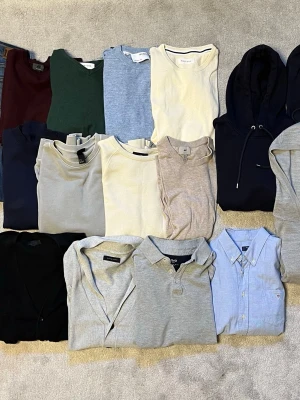 Klädpaket  - Säljer ett större paket med kläder. Totalt 17 plagg, med bland annat tröjor, hoodies, koftor, skjortor och jeans.  Storlekar: • Tröjor och hoodies: S • Blå skjorta: 170, passar ungefär som XS • Svarta jeans: W29 L30 • Blå jeans: W30 L32  Det mesta är från H&M och Selected Homme, men även MNG Man finns med.  Det är blandade färger och modeller, bland annat svart, marinblått, grått, beige, grönt, vinrött och ljusblått. Perfekt om man vill få en bra grundgarderob på en gång.  Allt är i hyfsat skick