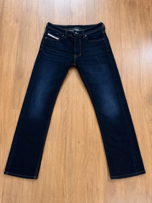 Diesel jeans - Säljer dessa feta mörkblåa diesel jeans i storlek 30/32. Gott skick, inga tecken på användning. Hör av vid funderingar!