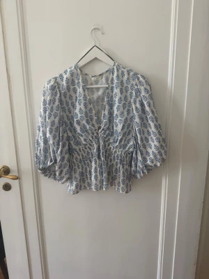 Hm blus - Säljer denna blusen från hm. Säljer då den inte kommit till användning. Köptes på Plick och vet därav inte vilken storlek det är men passar mig bra som vanligtvis har S i toppar. Skriv vid frågor💗