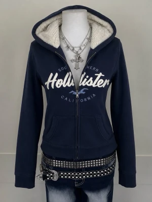 Hollister Y2K navy 2000s women’s zip up small  -   Hollister Y2K zip-up från 2000-talet i navy/mörkblå färg 💙  • Storlek: S • Passform: Women’s • Färg: Navy • Era: 2000s / Y2K • Märke: Hollister  Snygg vintage Y2K-piece med klassisk Hollister-look. Perfekt att matcha med jeans, kjol eller tracksuit.  📦 Skickas snabbt och noggrant packad!