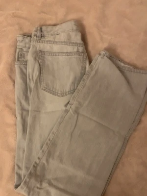 Low straight jeans - Gina tricot - säljer ett par gråa low straight jeans, köpta ifrån Gina tricot 💕 säljer vidare dessa jeans eftersom att de inte kommer till användning, köpta dessa juni 2025 men har nt använt så de är i fint helt nytt skick utan prislapp 🤍 storlek: XS 🤍passar perfekt för långa tjejer, är själv 173cm 🤍skickar iväg paketet så snabbt som möjligt 🤍meddela mig för fler bilder eller diskutera pris💕 innerbenslängden: 82 cm