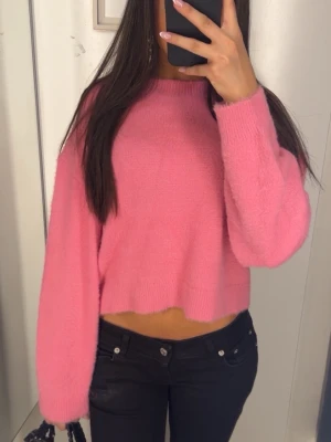 Rosa tröja - Säljer denna gulliga tröja i storlek XXS. Köpt secondhand och är en av mina favvo tröjor men säljer för att göra mer plats i garderoben!! 