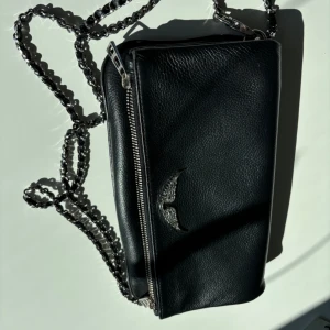 Zadig Voltaire väska  - Säljer min Zadig Voltaire väska då jag tyvärr inte använder den längre!:( Ungefär ett och ett halvt år gammal! Super bra skick!  Nypris 3000kr 