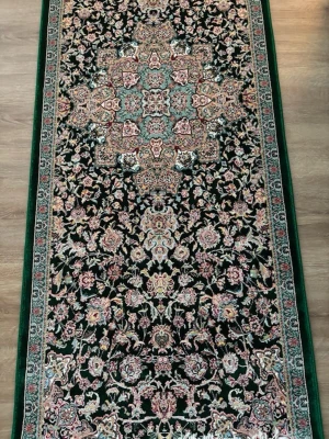 Grön orientmatta med blommönster - Säljer en avlång grön orientmatta med detaljerat blommönster i rosa, beige och ljusblått. Mattan har dekorativa fransar på kortsidorna och en klassisk bård runt om. Perfekt som gångmatta eller för att ge rummet en mysig känsla. Kolla gärna mina andra annonser❗️