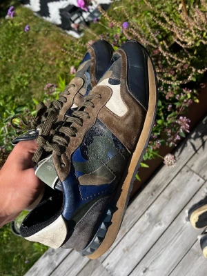 Valentino rockrunner storlek 43 - Valentino rockrunner,  Pris: 799kr.  Storlek: 42-43. Skick: Bra men använt (obs. förutom hälen på insidan av skon  Kan även gå med på byten:). Skriv för fler bilder eller vid frågor! Mvh Axel