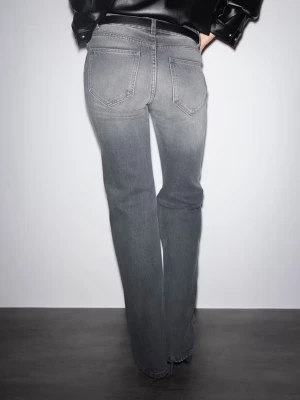 Helt nya Gina Tricot Jeans  - Storlek 36, tagg och kvitto finns kvar. Säljer då jag blev sen med att retunera dessa pga fel storlek. 