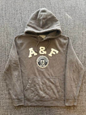 Abercrombie & fitch hoodie ~ sällsynt  - Sjukt eftertraktad Abercrombie & Fitch hoodie ~ vintage modell som inte längre produceras | st M | färg grå | klassisk passform | perfekt vintage piece | OBS kan gå ner lite i pris vid snabb affär! 🏄