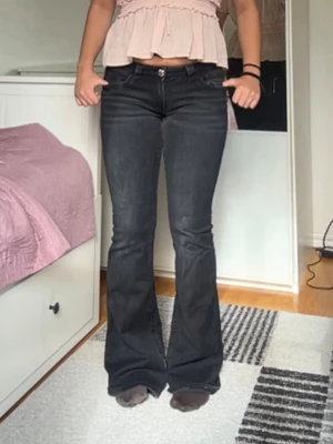 Gina jeans - 14+ jeans i M, de har diamanter på fickan och lite slitna i benen. Men fortfarande jättefina