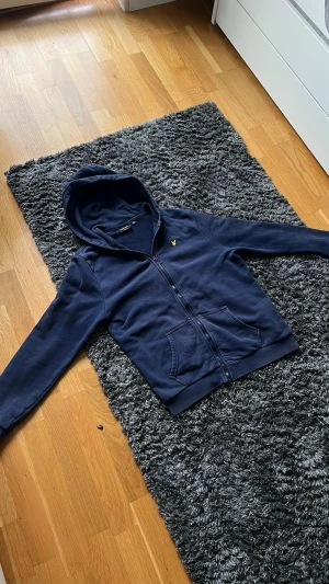 Lyle n Scott zipper - Skaffa den från kids brand store för cirka ett år sen, inte sprillans ny kondition men ändå hyfsat okej. 