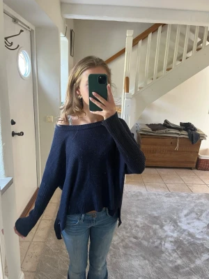 Off shoulder tröja  - Mörkblå stickad offshoulder tröja i bra skick den är lite längre bak och väldigt skön 