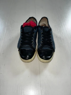 Lanvin Skor 👟  - Ett par stilrena Lanvin skor👍 Dem är i okej skick dem är slitna men har mycket mer att ge😊 Hålet utanför skon gå säkert att laga men har inte orken. Priset är ej hugget i sten så kom med bud🤝