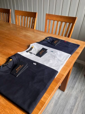 Ralph lauren T-shirts 3st - Säljer ett 3-pack klassiska T-shirts från Ralph lauren alla är i storlek small 