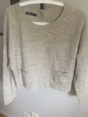 Beige stickad tröja med fickor - Super fin att ha hängandes på axeln! Pris kan diskuteras, inga defekter skriv vid frågor!!❤️❤️