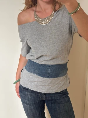 Grå offshoulder topp med denimdetalj - Omgjord T-shirt med jeans detalj💕