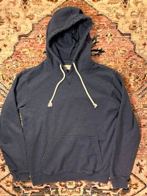 Blå hoodie med vit dragsko - Perfekt för en utekväll. Grisch starter pack