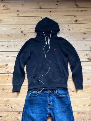 Polo Ralph Lauren hoodie - Ett sjukt snygg och eftertraktad Polo Ralph Lauren hoodie i toppen skick. Använd men inga tecken på det. Storlek - xs/s     Priset kan diskuteras! Tveka inte vid frågor eller funderingar!