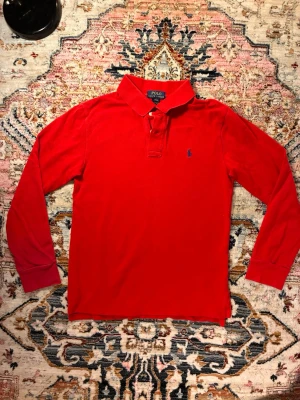 Röd långärmad piké från Polo Ralph Lauren - Stökig tröja, du kommer få bass varje kväll. Perfekt för utgång 