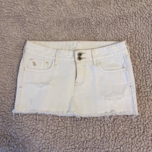 abercrombie & fitch vit jeanskjol  - helt perfekt lågmidjad vit jeanskjol med revor passar xxs - xs och är i utmärkt skick rosa färg bredvid fickan på bild 4 men är väldigt svagt och knappt synligt  skickar idag 🍵