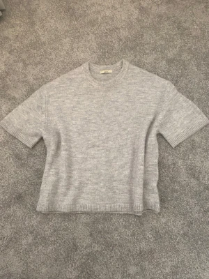 Stickad tröja  - Stickad tröja från Gina Tricot i storlek S! Har använt några få gånger men är i bra skick! 💓