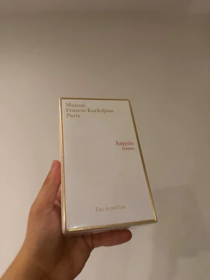 MFK Amyris femme  - Amyris femme Eau de Parfum från Maison Francis Kurkdjian Paris. Parfymen är exklusiv och har en lyxig känsla, perfekt för dig som gillar unika dofter. Den är oöppnad.