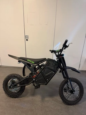 Svart elcross VIPCOO - Säljer en svart elcross från VIPCOO med robust ram och gröna detaljer. Cykeln har grova däck för terräng, bred sadel och tydliga handtag. Perfekt för dig som vill ha en eldriven cross med cool design och sportig känsla. Toppar 60km/h. 40-70 km räckvid. Laddare ingår. Pris kan diskuteras. Kvitto finns.