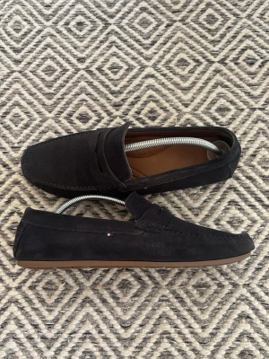 Tommy Hilfiger loafers - Schysst skick | Bra mocka | 43 | Bekväm sula | Stilrena