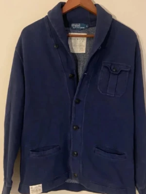 Ralph Lauren Cardigan - En Riktig snygg cardigan från Ralph Lauren. Nypris 3000+! Bra skick och passar till alla sorters outfits. Stl S. Snabb affär➡️Bättre pris!