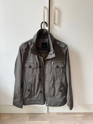 Jättefin Riley field jacket i storlek 48 - Ursnygg populär och eftertraktad Riley field jacka i storlek M (48). Jätte fint nyskick och Inga hål eller fläckar så riktigt kap! 