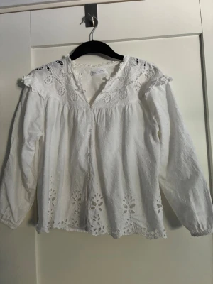 Vit blus spets  - Säljer min jättefina blus från Zara i storlek XS. Säljer den för att den inte används längre. Pris kan diskuteras💗