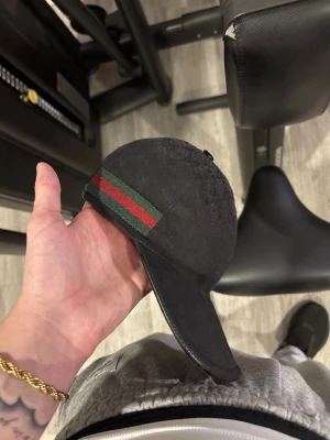Svart Gucci keps - Säljer äkta gg keps storlek S med kvitto hör av er först till kvarn.